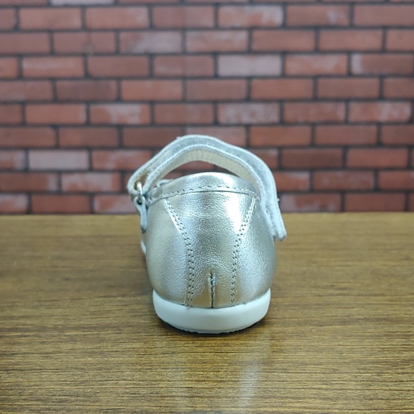 Dogi® Girls Platinum Flats wih Strap and Bow - Picture 4 of 6